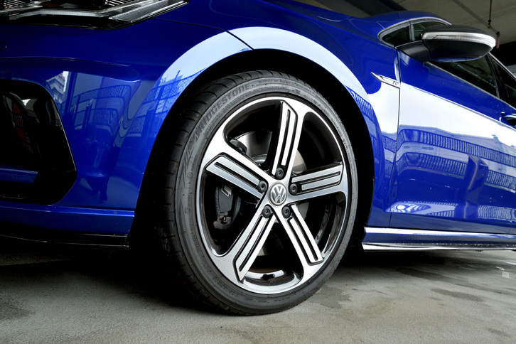 試乗車のタイヤサイズは225/40R18。「ブリヂストン・ポテンザS001」を装着していた。