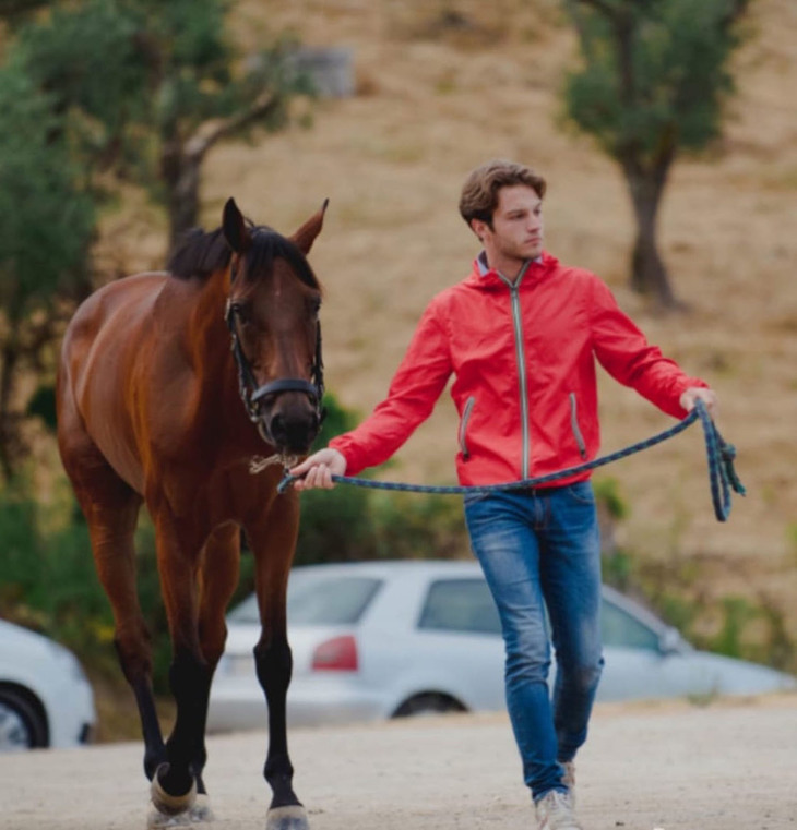 アレッシオさんの週末趣味は乗馬だ。（Photo＝Pietro Tonnicodi）