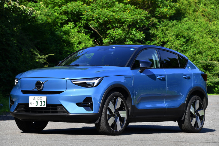 WLTCモード値で、一充電あたり485kmの航続可能距離を誇るボルボの電動SUV「C40リチャージ ツイン」。「SUVなのにクーペ的なフォルムで、全体の雰囲気は悪くないですね」と、池沢先生はそのアピアランスを評価した。