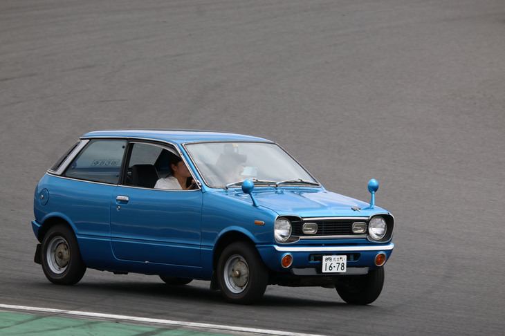 マツダ車とオーナーによるパレードランの様子。マツダ最後の完全自社設計の軽自動車「シャンテ」も元気な走りを見せてくれた。1972年に発売されたが、1975年で製造中止になるなど短命だった。マツダの軽乗用車が復活するのは、1989年の「オートザム・キャロル」を待つことになる。