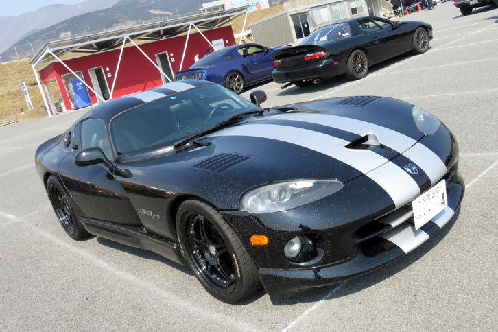 会場に到着したら、さっそく記念撮影。スピードを出さない性分もあってか、今のところ記者の「バイパー」は無事故・無違反。左右対称のボディー形状を保っている。