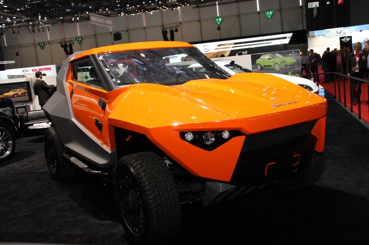 富裕層が多いスイスで行われるジュネーブショーは、新興の企業やデザイナーにとって存在感を示す格好の場であった。これは2010年「フォルナザーリ・レーシングバギー」。メーカーはすでに破産している。