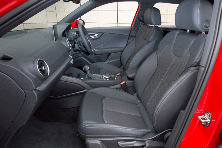 アウディQ2（フロントシート）