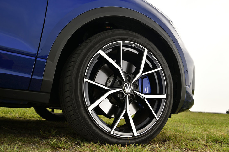 専用スポーツサスペンションと235/40R19サイズの「ハンコック・ヴェンタスS1 evo2」タイヤで引き締められた「TロックR」の足まわり。ブルーのブレーキキャリパーもTロックRの専用アイテムだ。