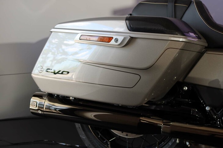 車体と同色に塗られるサドルバッグは標準で備わる。