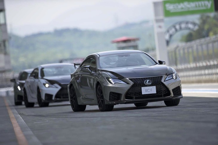 試乗会場となった富士スピードウェイのレーシングコースに並んだ「RC F」。今回は写真の「RC F“パフォーマンスパッケージ”」をメインに試乗した。