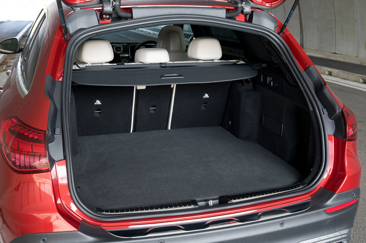 ステーションワゴンから受け継がれた広い荷室も「Cクラス オールテレイン」の特徴。後席は分割可倒式で、荷室側壁のスイッチで倒すことができる。