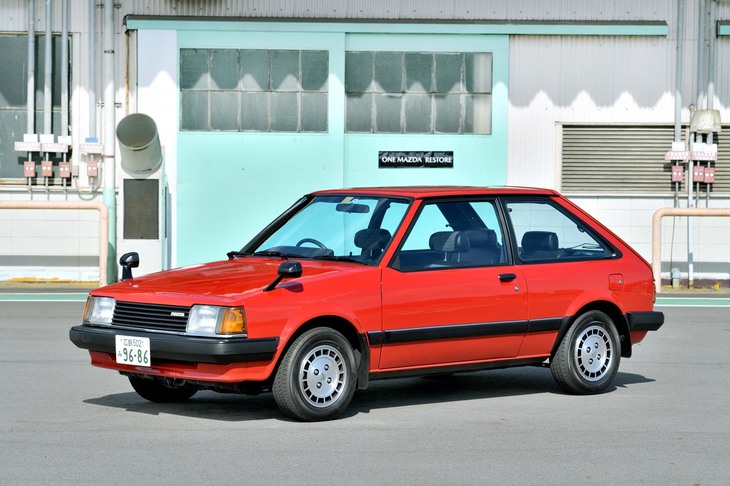 “FF”としては初となる、5代目「ファミリア」をレストアしたばかりのマツダ。レストア作業の詳細を取材するとともに、ビッグヒットを記録した一台の歴史をあらためて紹介します。（photo：小林俊樹）