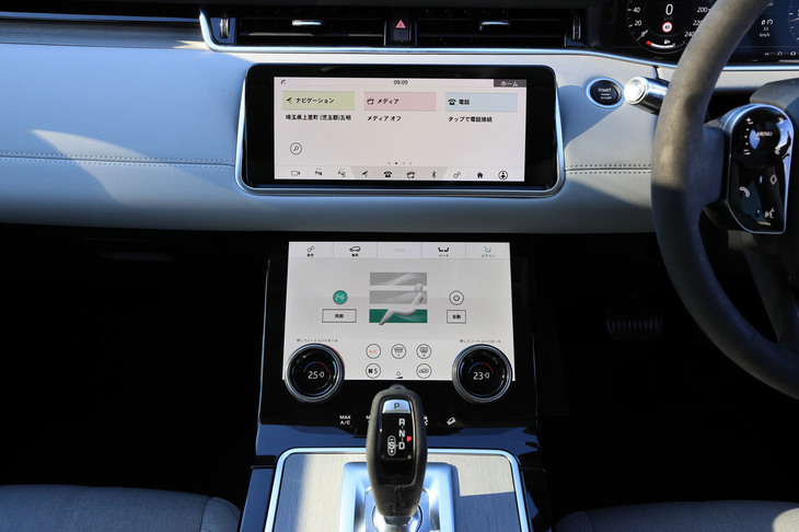 2枚のタッチスクリーンで構成されるセンタークラスター。空調は下段のスクリーンとダイヤル式のコントローラーで操作する。