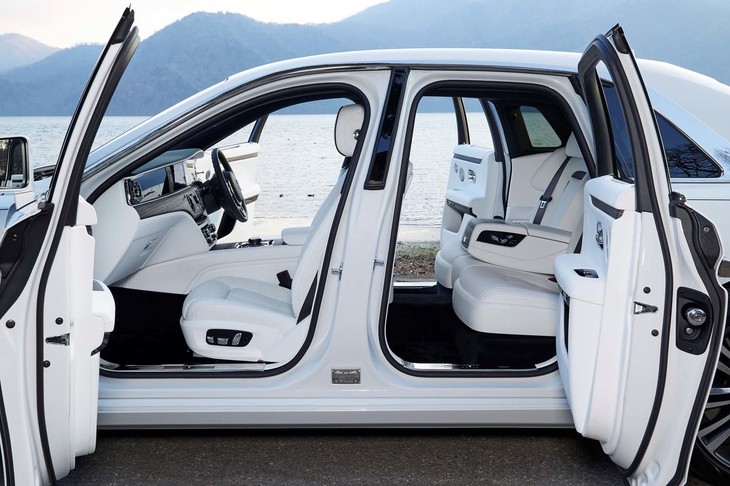 ドアは先代と同様、観音開き。後部ドアのパネルには、雨よけの傘が横向きに仕込まれている。