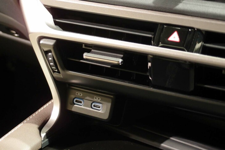 レクサスRX450h＋“バージョンL”（エアコン吹き出し口とUSBソケット）