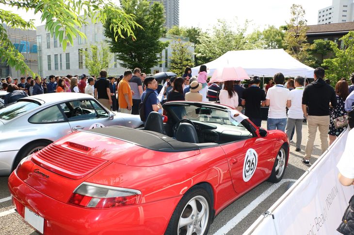 ドライバーズミーティングに熱心に耳を傾ける参加者たち。当日は天候にも恵まれ、特に屋根開きモデルの「タルガ」と「カブリオレ」は、開放感あふれる“本来の姿”を周囲に披露していた。