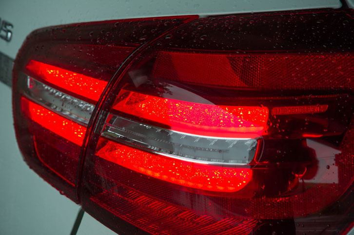 リアコンビランプには、満天の星の輝きを想起させる、キラキラとした「クリスタルルック」を採用。後続車からの視認性を高めている。