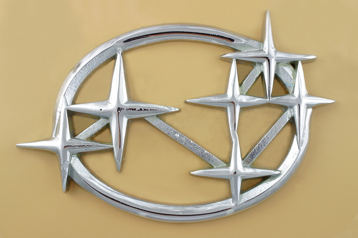 デビュー当初の「スバル360」や「サンバー」に採用されていたエンブレム。六連星のマークは、富士重工業誕生にいたるエピソードを表したものだ。