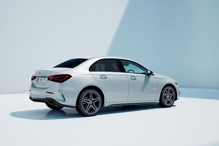 サイドミラーカバーやウィンドウフレームをブラックでコーディネート。ハイグロスブラック仕上げのテールパイプトリムと、ブラックのサイドシルトリムも採用されている。