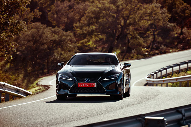 スペイン・セビリアのワインディングロードを行く「LC500h」。