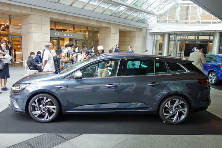 「スポーツツアラーGT」のサイドショット。