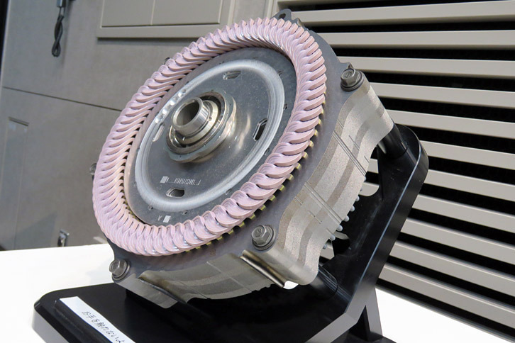 新開発の電動モーター。丸型導線を巻くのではなく、無数の角型導線（導線というより棒に近い）をリング状に差し込んでいったような構造となっている。