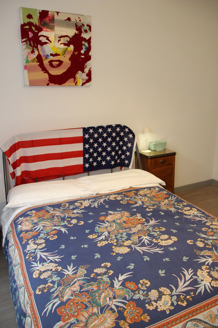 夫妻の子息がアメリカ在住であることを暗示する。