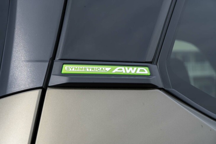 駆動システムは基本的に従来の「フォレスター」と共通で、油圧多板クラッチ式の4WDを採用。モーターで後輪を駆動する電動四駆が増える今日、ハイブリッド車の4WDとしては珍しい機構だ。