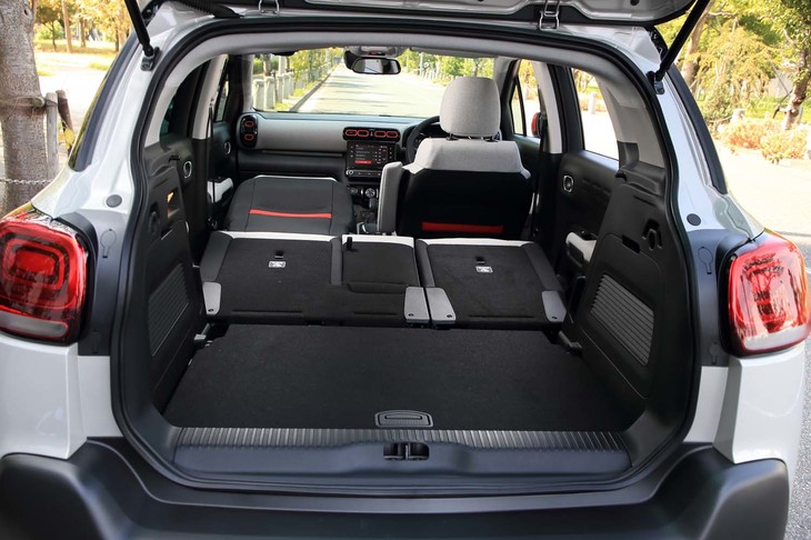 
	後席および助手席の背もたれを倒し、荷室を最大化した状態。積載容量は1289リッターとなる。
	