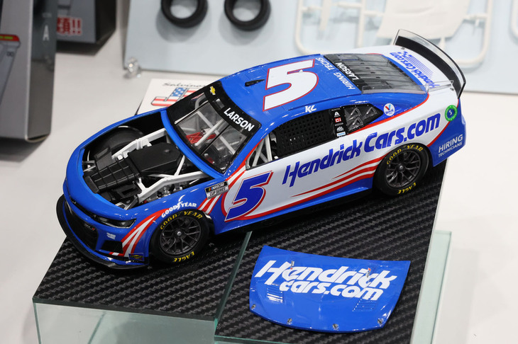 これもプラッツのブースに展示されていた、ストックカー／NASCARのスペシャリストであるアメリカのサルビノスJRモデルズの1/24「シボレー・カマロNASCAR 2022ネクストジェネレーション ヘンドリックモータースポーツ」。2022年から実施されたレギュレーションに合わせた最新マシンのキット。