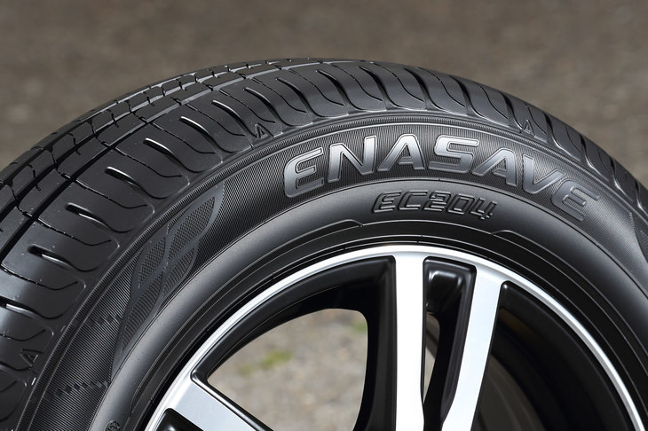 2018年2月に発売されたばかりの「エナセーブEC204」。サイズは145/80R13から225/45R18までの全65種類で、いずれもオープン価格での販売となっている。