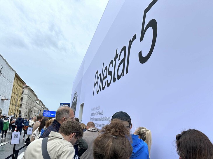 吉利とボルボによるラグジュアリーBEVブランド、ポールスターの市内パビリオン。入場待ちの列ができていた。