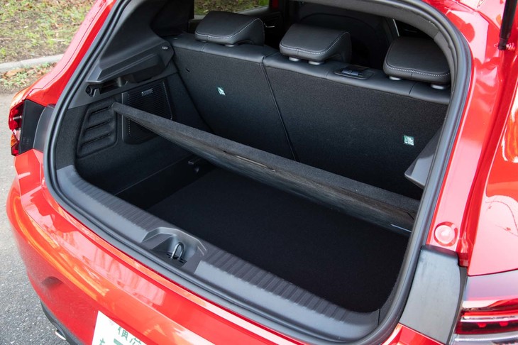 荷室の容量は後席使用時で391リッター。フロアボードは下段に固定して荷室を深くしたり、上段に固定して開口部との段差を小さくしたりできる。