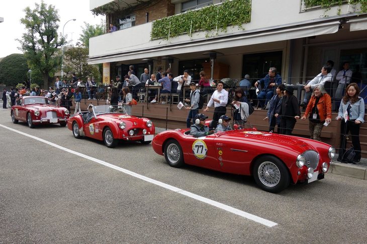 2016年の「La Festa Mille Miglia」にて、チェックポイントが設けられた東京・代官山の蔦屋書店に到着する参加者たち。