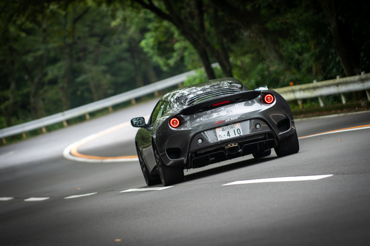 軽量化に加え、サスペンションも強化された「GT410スポーツ」だが、「エヴォーラ」シリーズならではの快適性の高さや、落ち着いた走り味は保たれていた。