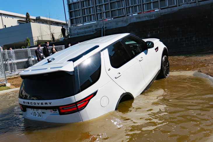 人工池を渡り切る「ディスカバリー」。完全に水につかったトランクの縁に、あらためて水の深さを思い知る。