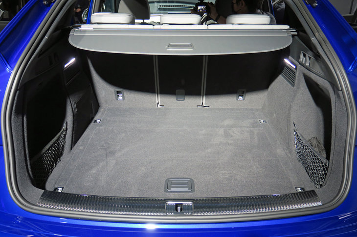 アウディQ5スポーツバック 1st edition（ラゲッジスペース）