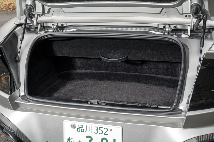 トランク容量はクーペの248リッターよりやや減じており、ルーフを閉じた状態で219リッター、開いた状態で187リッターとされている。