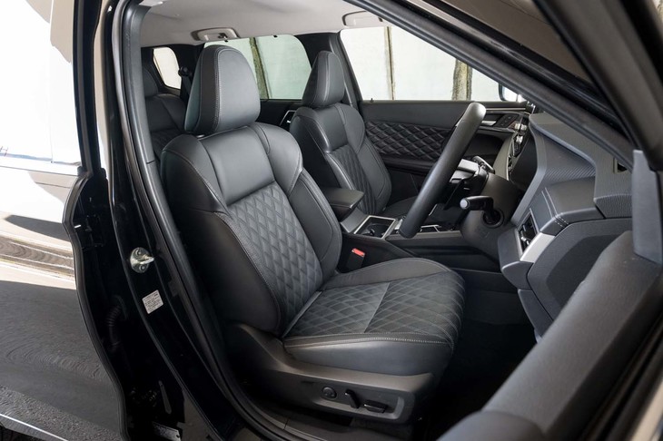 シートはブラック×タンのナッパレザーが標準で、試乗車のブラックの本革シートはダウングレードオプション。座面と背もたれにはダイヤモンドキルティング加工が施される。