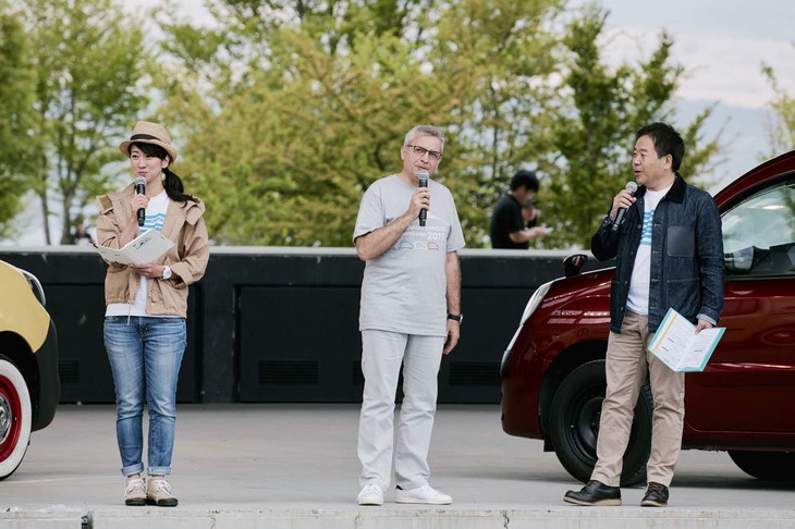 「ルノー カングージャンボリー」で恒例となった、自動車評論家の岡崎五朗さん（右）と藤島知子さん（左）がMCを務めるテレビ神奈川の自動車情報番組『クルマでいこう！』の公開収録。ゲストは、ルノー・ジャポンで商品企画を行うフレデリック・ブレンさん（中）。ルノーファンには、すっかりおなじみとなっているルノーの伝道師（？）だ。