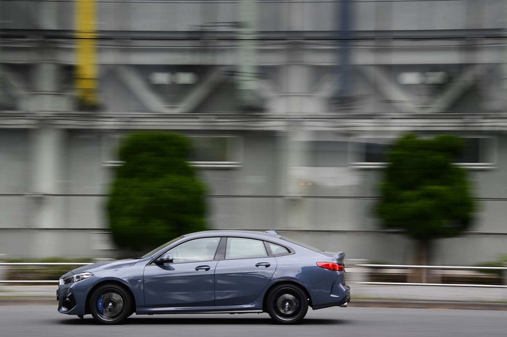 流麗なルーフラインが自慢の「2シリーズ グランクーペ」。フレームレスのドアも、上質感の演出に一役買っている。