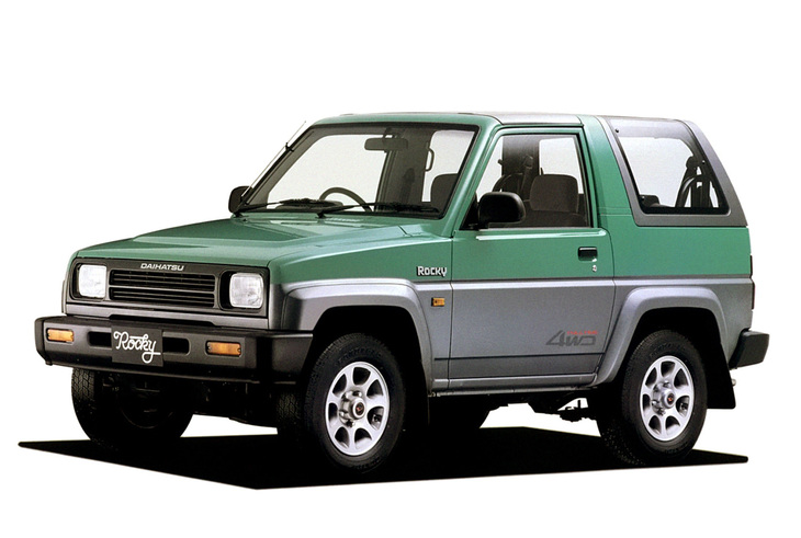 1990年にデビューした初代「ダイハツ・ロッキー」。頭上に脱着式サンルーフ、ボディー後半は脱着式レジントップとしてオープン感覚も楽しめるライト感覚のクロカン4WD。ラダーフレームに1.6リッター直4エンジンを搭載、駆動方式はパートタイム4WDとフルタイム4WDが用意された。
