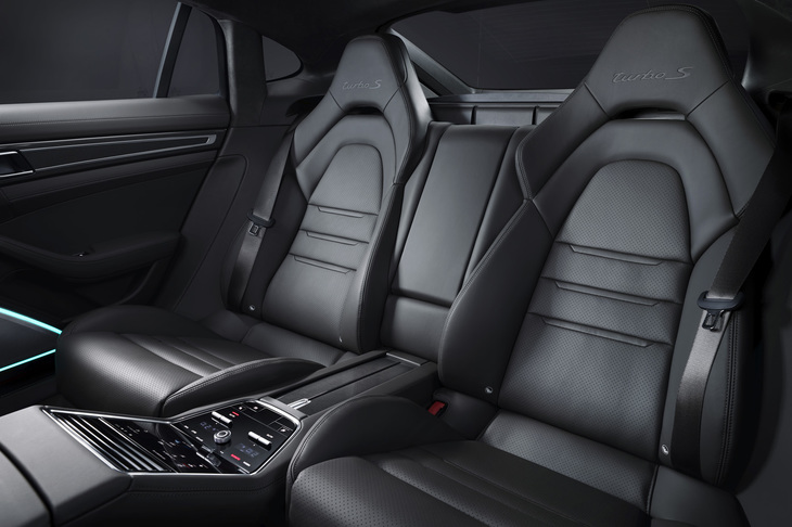 最高出力630PSの4リッターV8ツインターボエンジンを搭載する「ターボS」のリアシート。