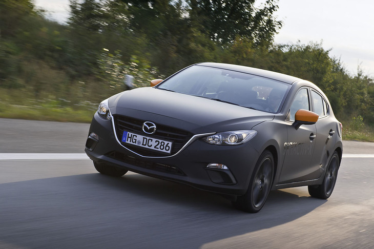 現行「アクセラスポーツ」をベースとした、スカイアクティブXのテスト車両。