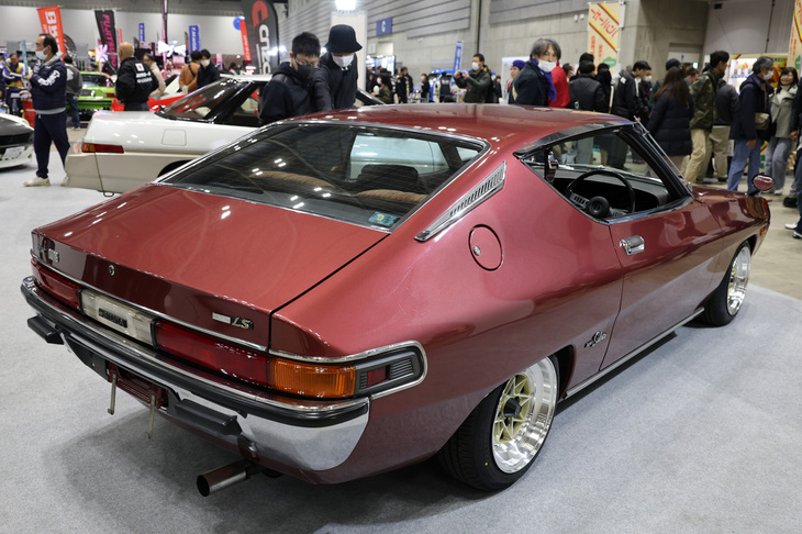 「日産ニューシルビア1800LS」。本来、ロータリーエンジン搭載車として企画されたものの、第1次石油危機からロータリー計画が中止となり、通常のレシプロエンジン（1.8リッター直4 SOHC）を積んで1975年にデビューした2代目シルビア。当時の日産車に共通する曲線主体のデザインの集大成といった印象。