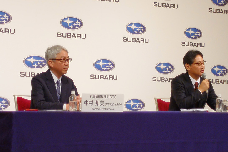 記者会見において、今回の社長交代の意義を説明する中村知美社長（写真向かって左）と大崎 篤氏（左）。この決定に至るまで、約1年にわたって社外取締役を含む現体制のメンバーで議論を重ねてきたという。
