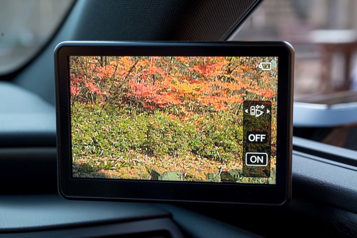 「デジタルアウターミラー」はノイズ低減処理によって明暗が混在する場所での視認性を強化。他車のLEDヘッドランプが映り込んだ際のちらつきも抑えている。