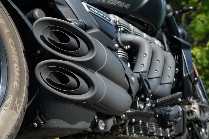 マフラーは右側2本、左側1本の3本出し。エキゾーストヘッダーまわりがとにかく熱くなるので、停車時にはやけどにご用心。