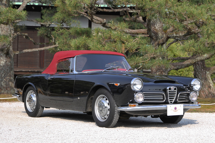 1962年「アルファ・ロメオ2600スパイダー」。2リッター直4 DOHCエンジンを積んで1958年に登場した「同2000スパイダー」の内外装を小変更し、エンジンを2.6リッター直6 DOHCに換装したモデル。