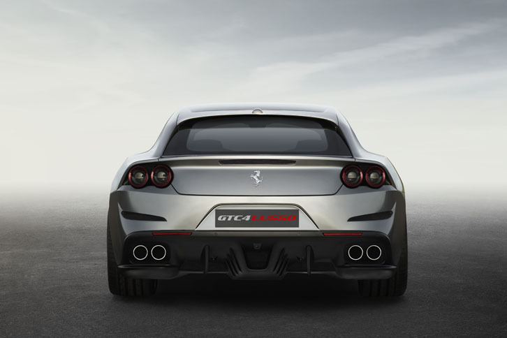 「フェラーリGTC4ルッソ」のリアビュー。