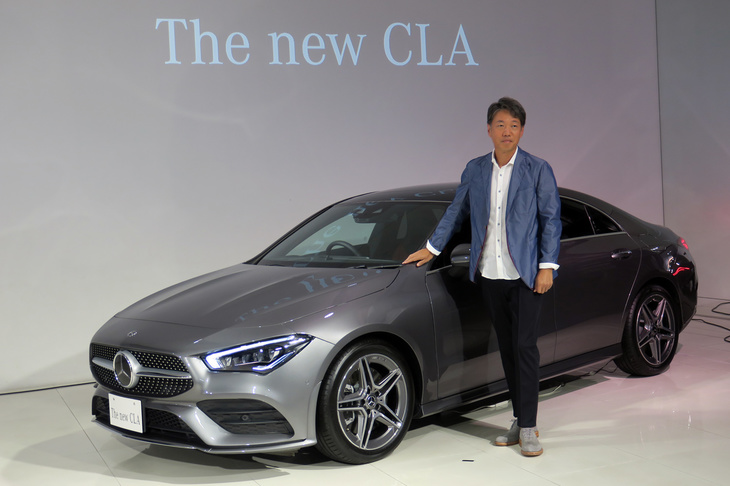「メルセデス・ベンツCLA250 4MATIC」と上野金太郎 代表取締役社長兼CEO。