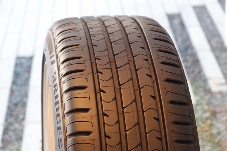 「エコピアNH100」では、「エコ効きもちゴム」と名付けられた新ゴムの採用により、走行中の発熱量を低減。すぐれたウエット性能と低燃費性能、ライフ性を両立させたという。