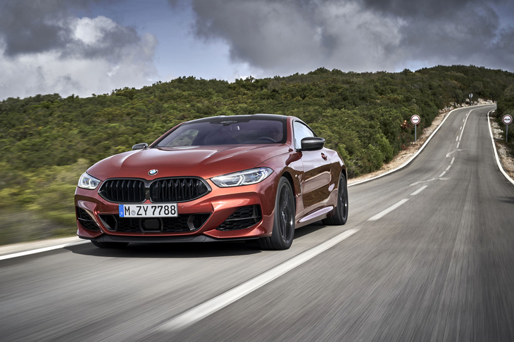 「M850i xDrive」が0-100km/h加速に要する時間は3.7秒。ディーゼル仕様の4.9秒を大幅に上回る。