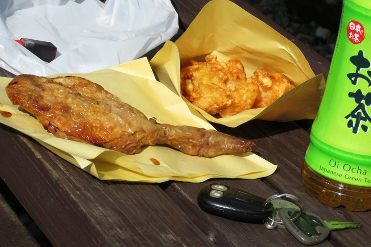 お昼はカメラマンK氏の営業する鶏肉屋さんの、もも焼きとから揚げ。朝っぱらから並んだかいがありました。やれうまし。まぢうまし（こうの史代著『この世界の片隅に』より）。